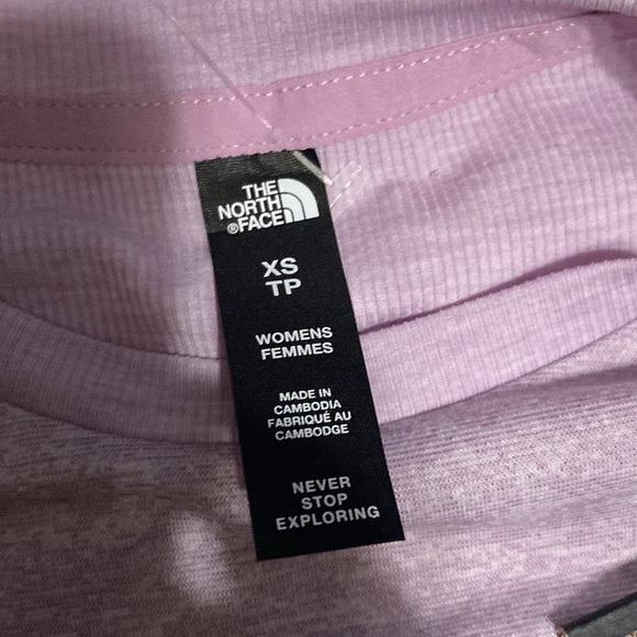 Workout top NWT XS
The North Face - Picture 4 of 4